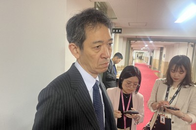 報道陣の取材に応じる三村淳財務官＝財務省で28日午前8時56分、横山三加子撮影